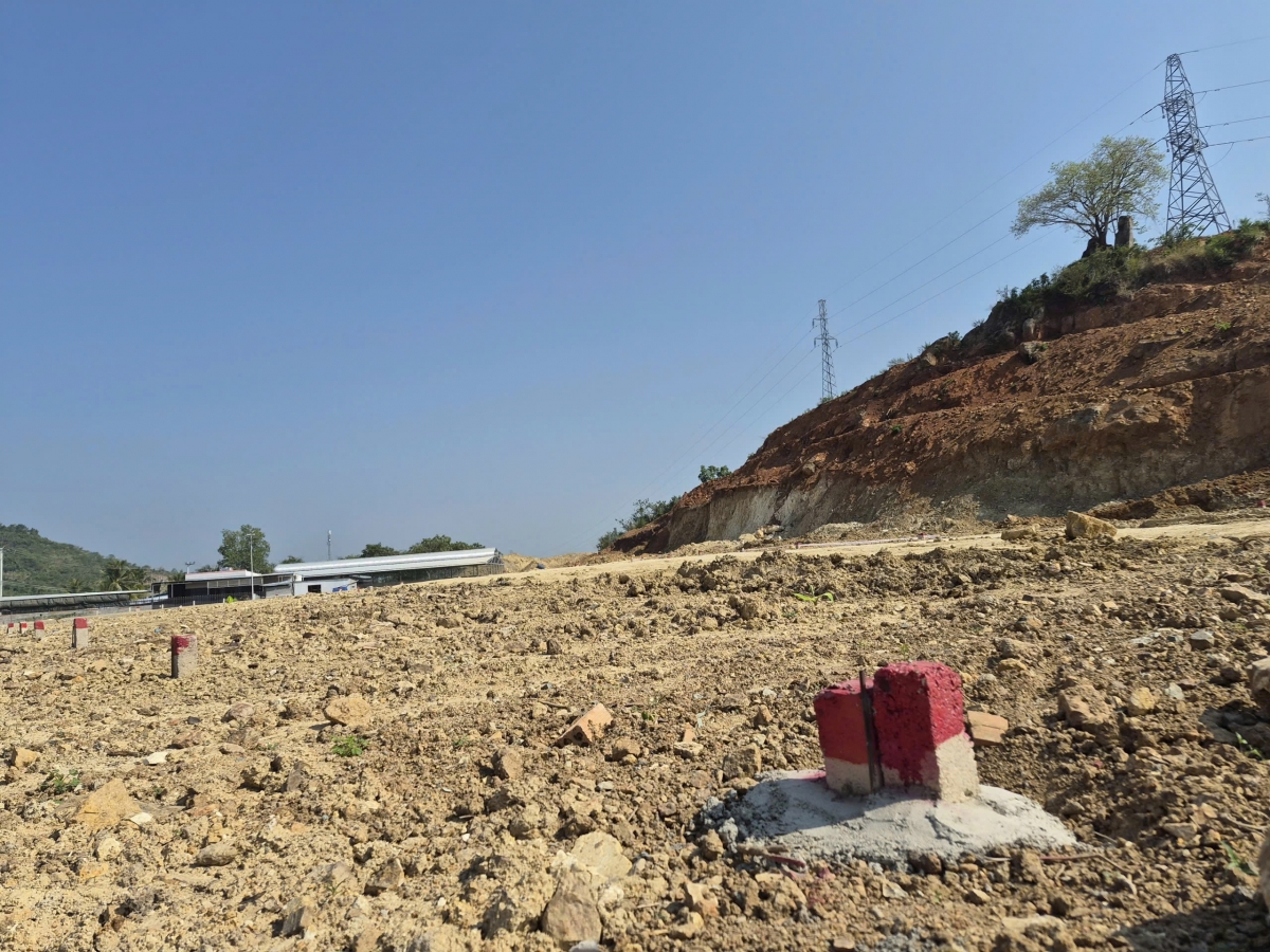 Bắt quả tang khai thác đất trái phép gần đường dây điện cao thế ở Khánh Hòa